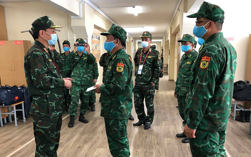 Trung tướng Ngô Minh Tiến thăm và động viên đội tuyển Huấn luyện chó nghiệp vụ. Ảnh: CHUẨN LÊ Các đội tuyển Việt Nam thi đấu tự tin tại Army Games 2020 -0