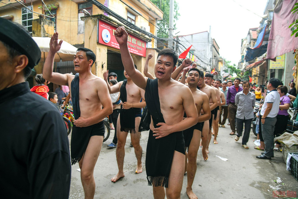 Trước khi diễn ra hội, các thanh niên này phải ăn chay, kiêng rượu, tỏi, hành và kiêng quan hệ nam nữ trước đó 3 ngày để thân thể được trong sạch. Thanh niên đóng khố cởi trần và tiến hành các nghi lễ xin thánh Tam Giang mở hội và thi đấu. Bắc Giang: Độc đáo thanh niên đóng khố “vật cầu bùn” -0