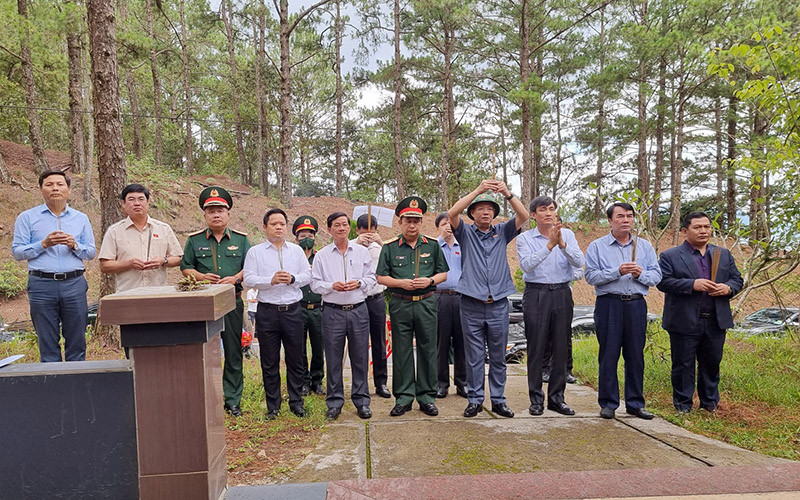 Đoàn công tác của Quốc hội và lãnh đạo tỉnh Lâm Đồng dâng hương tại Nhà Bia tưởng niệm các liệt sĩ ngành y tế Lâm Đồng. Phó Chủ tịch Quốc hội Trần Quang Phương khảo sát tuyến đường Trường Sơn Đông -0