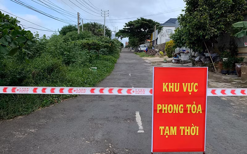 Lực lượng chức năng phong tỏa khu vực có ca mắc Covid-19 đầu tiên trên đảo tại thôn Triều Dương, xã Tam Thanh, huyện Phú Quý (Bình Thuận).