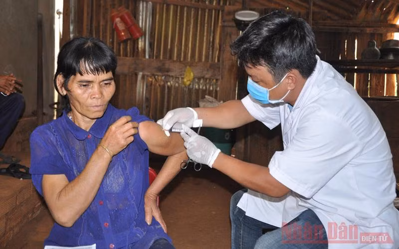 Cơ quan chức năng phun thuôc phòng chống bệnh bạch hầu ở huyện Bù Đăng