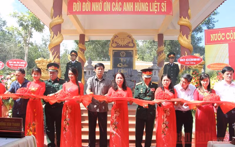 Nghi thức cắt băng khánh thành Nhà tưởng niệm