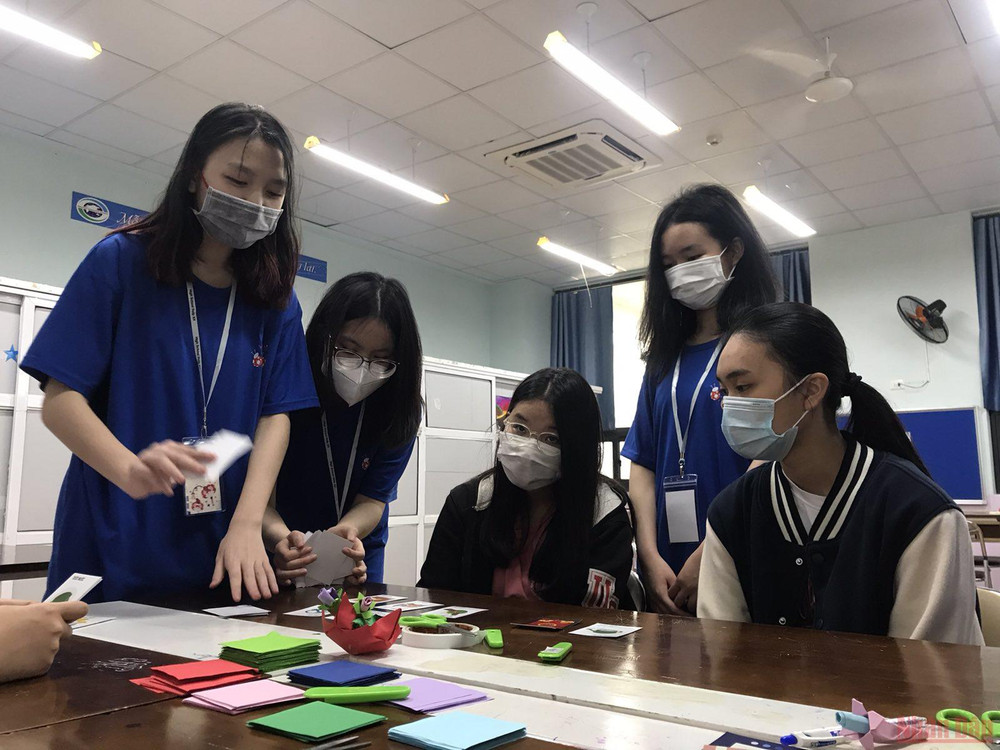 Tư vấn cho các học sinh lớp 9 tại sự kiện Maska 2022. (ẢNH: SƠN BÁCH)