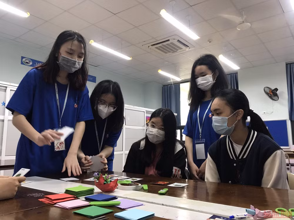Tư vấn cho các học sinh lớp 9 tại sự kiện Maska 2022. (ẢNH: SƠN BÁCH)