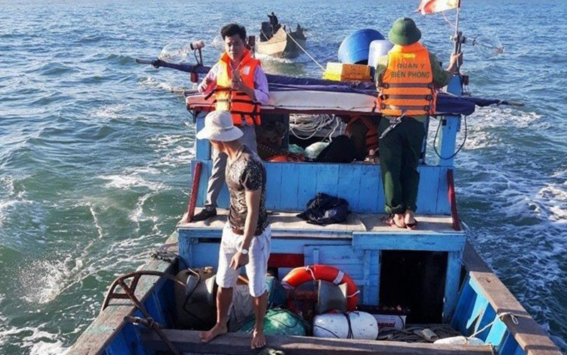 Lực lượng chức năng tìm kiếm ngư dân mất tích. 