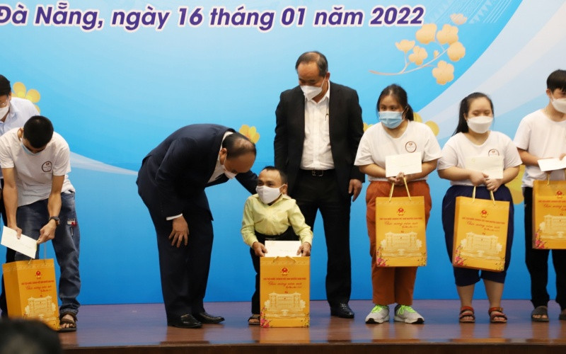 Chủ tịch nước Nguyễn Xuân Phúc thăm hỏi, động viên và tặng quà cho nạn nhân chất độc da cam. Để mỗi người dân, mỗi gia đình đều được đón tết ấm áp, đầy đủ -0