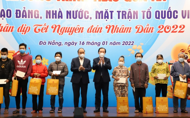 Chủ tịch nước Nguyễn Xuân Phúc tặng quà Tết cho hộ nghèo. Để mỗi người dân, mỗi gia đình đều được đón tết ấm áp, đầy đủ -0