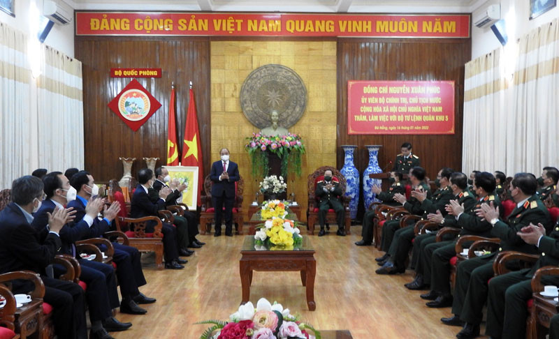 Chủ tịch nước Nguyễn Xuân Phúc làm việc với Bộ Tư lệnh Quân khu 5. Phát huy hình ảnh Bộ đội Cụ Hồ, hoàn thành xuất sắc nhiệm vụ được giao -0