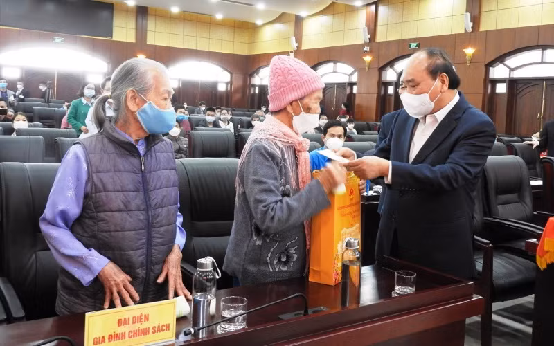 Chủ tịch nước Nguyễn Xuân Phúc tặng quà Tết cho các Mẹ Việt Nam Anh hùng tiêu biểu.