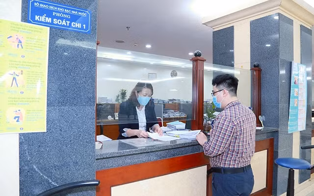 Hoạt động giao dịch tại trụ sở Kho bạc Nhà nước Trung ương.