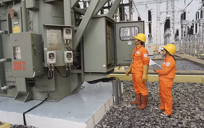 Công nhân Tổng công ty Ðiện lực TP Hà Nội kiểm tra thông số vận hành thiết bị trạm biến áp 110 kV, bảo đảm cung cấp điện an toàn, ổn định cho Thủ đô. Ảnh: BẢO TÙNG