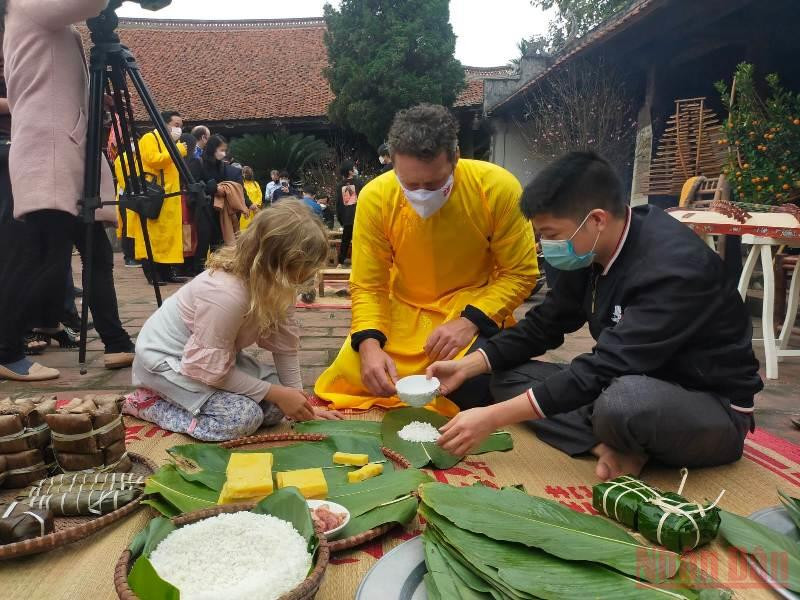 Khách quốc tế trải nghiệm gói bánh Chưng tại làng cổ Đường Lâm.