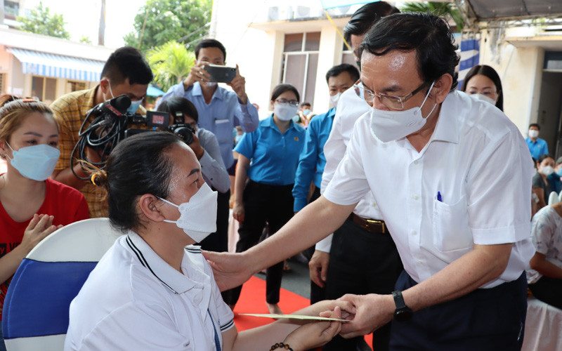 Đồng chí Nguyễn Văn Nên tặng quà Tết cho chị Ngô Lan Anh, công nhân Công ty TNHH Pouchen Việt Nam, người bị mắc bệnh hiểm nghèo. Đồng chí Nguyễn Văn Nên tặng quà Tết cho công nhân tại Đồng Nai -0