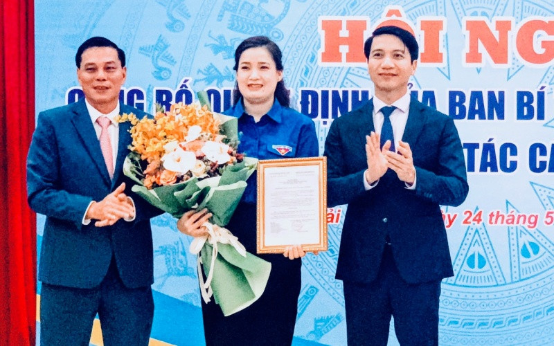 Bí thư Trung ương Đoàn Thanh niên cộng sản Hồ Chí Minh trao quyết định và Chủ tịch Ủy ban nhân dân thành phố Hải Phòng tặng hoa chúc mừng tân "thủ lĩnh” của tuổi trẻ Hải Phòng.