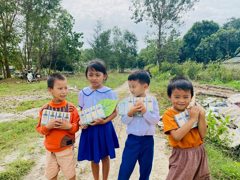 Các bạn nhỏ đến chung vui, nhận sữa và học bổng với gia đình bé Thảo Vân. Vinamilk đồng hành cùng Cặp lá yêu thương -0