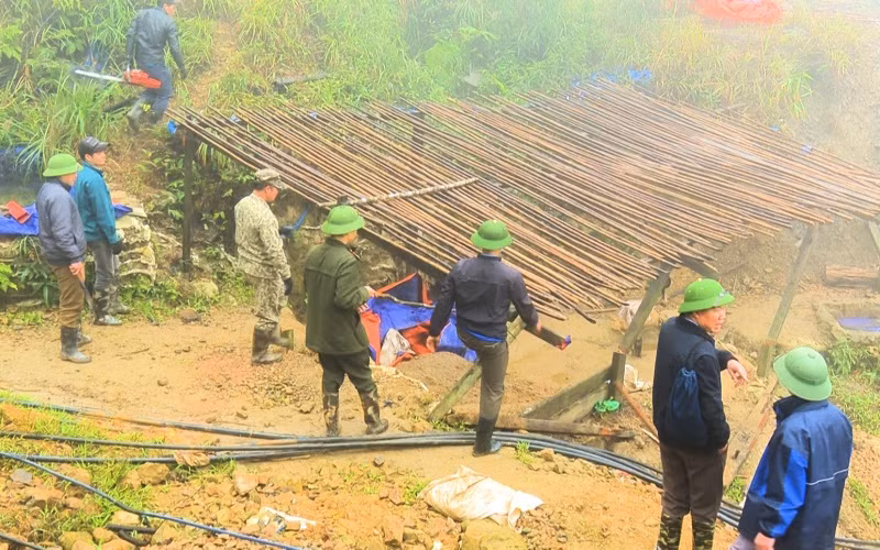 Lực lượng chức năng phá dỡ lán trại tại điểm khai thác vàng trái phép ở khu vực Khau Âu (Chợ Mới).