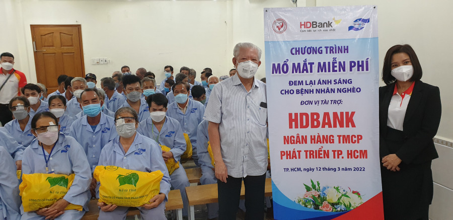 HDBank trao tặng 2.800 thẻ Bảo hiểm y tế và tài trợ 1.000 ca phẫu thuật mắt cho người dân ảnh 1 HDBank trao tặng 2.800 thẻ Bảo hiểm y tế và tài trợ 1.000 ca phẫu thuật mắt cho người dân -0