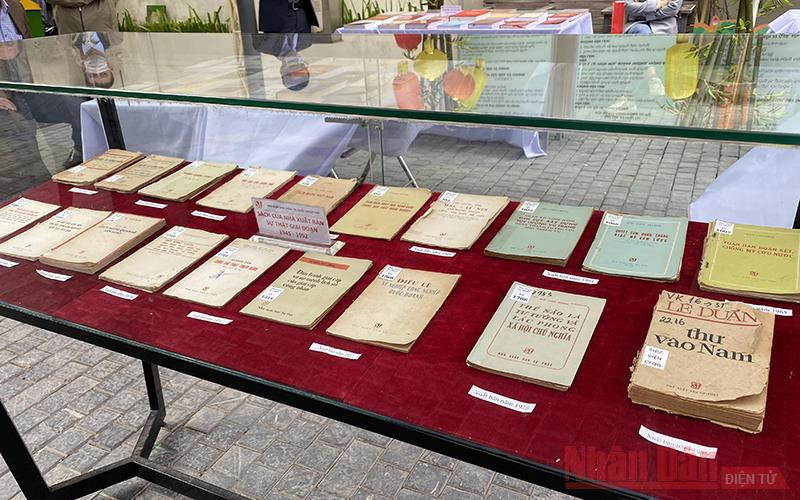 Trưng bày sách của NXB Sự thật giai đoạn 1945-1992. NXB Chính trị quốc gia Sự thật – 75 năm xây dựng và phát triển -0