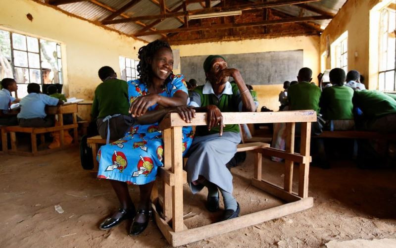 Cụ Priscilla Sitienei và giáo viên chủ nhiệm Leonida Taalam. (Ảnh: REUTERS) Trở lại trường ở tuổi 98, cụ bà Kenya nêu gương sáng hiếu học -0