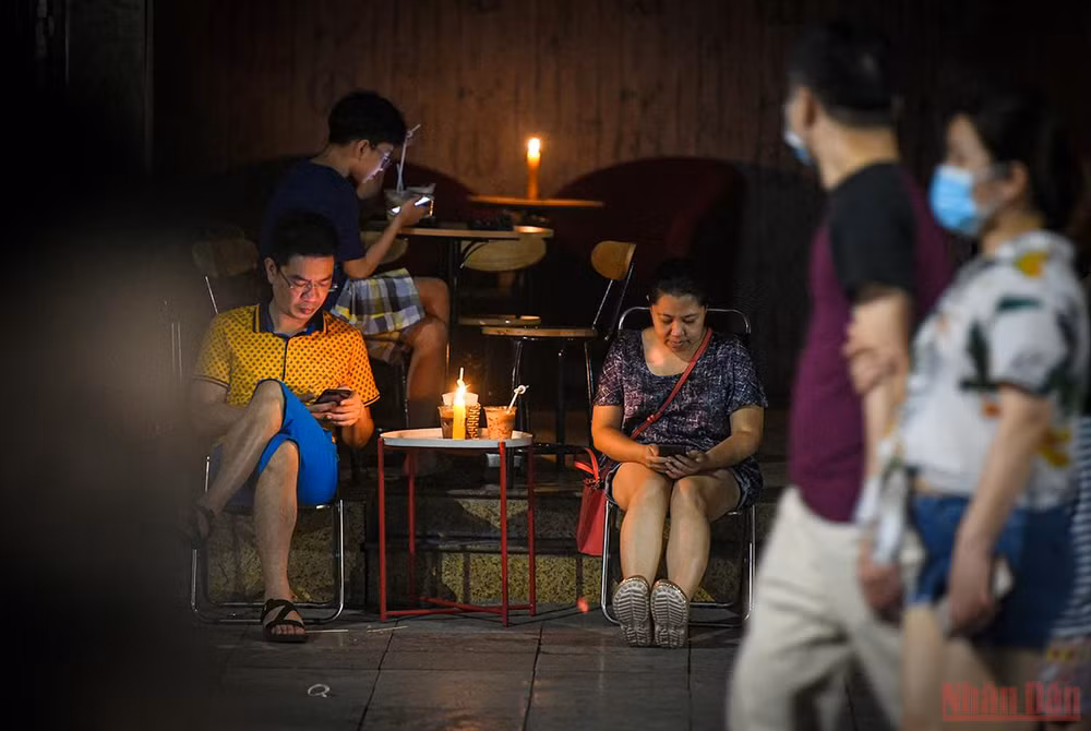 Người dân Thủ đô hưởng ứng Giờ Trái đất 2022 bằng cách tắt điện từ 20 giờ 30 đến 21 giờ 30. (Ảnh: THÀNH ĐẠT)