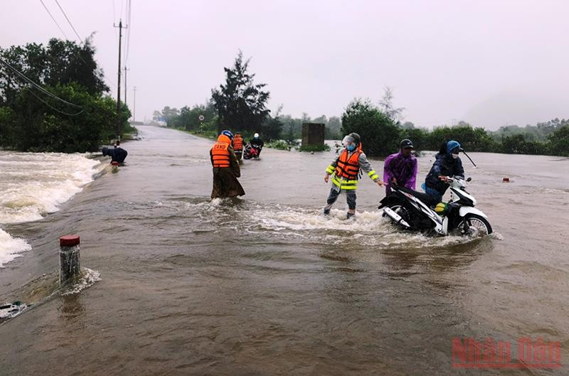 Do mưa lớn kéo dài, khu vực Đập Tràn (xã Lộc Vĩnh, huyện Phú Lộc) nước đang dâng cao, lực lượng công an hỗ trợ bà con nhân dân di chuyển để bảo đảm an toàn. Thừa Thiên Huế dồn sức khắc phục hậu quả thiệt hại do mưa lũ -0