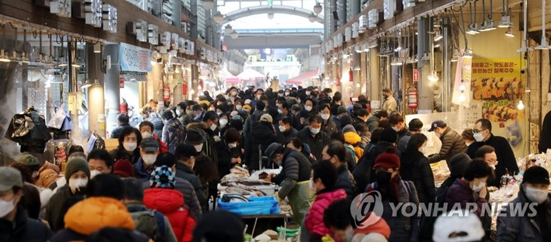 Chợ truyền thống Gyeongdong tại Seoul chật ních người đi mua sắm vào cuối tuần vừa qua. (Ảnh: Yonhap) Tet holiday -0