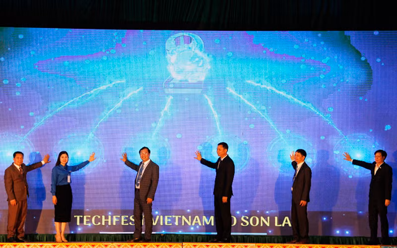 Các đại biểu cùng nhấn nút khai mạc Ngày hội khởi nghiệp đổi mới sáng tạo Sơn La.