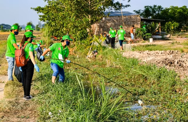 Nhân viên Chi cục Bảo vệ thực vật tỉnh An Giang và người dân địa phương thu gom bao bì thuốc bảo vệ thực vật trên các kênh, rạch. 