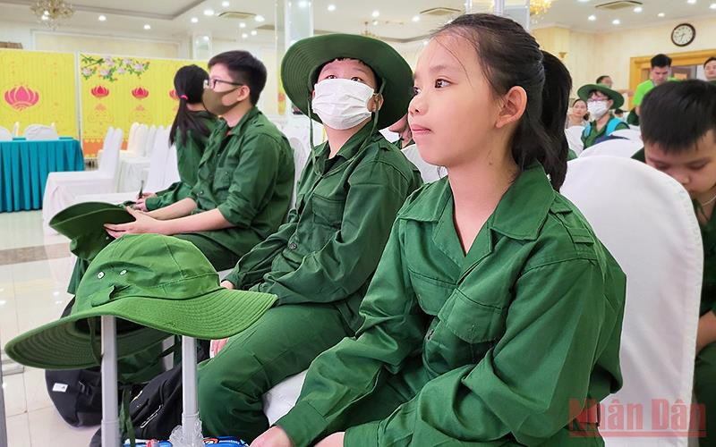 Nữ chiến sĩ nhỏ tuổi xúc động trong giờ phút tạm biệt gia đình. Chiến sĩ “nhí” lên đường tham gia “Học kỳ trong quân đội” -0
