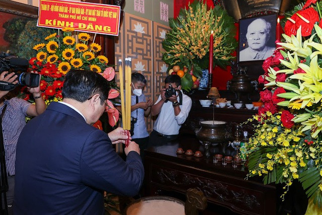 Thủ tướng Phạm Minh Chính dâng hương tưởng nhớ Chủ tịch Tôn Đức Thắng. (Ảnh: VGP/Nhật Bắc) Thủ tướng Phạm Minh Chính dâng hương tưởng niệm Chủ tịch Hồ Chí Minh -0