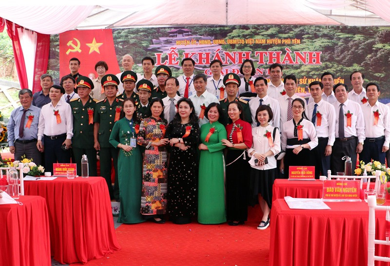 Các đại biểu chụp ảnh lưu niệm trong buổi lễ. Khánh thành giai đoạn 1 Di tích lịch sử Rừng Đại tướng Võ Nguyên Giáp -0