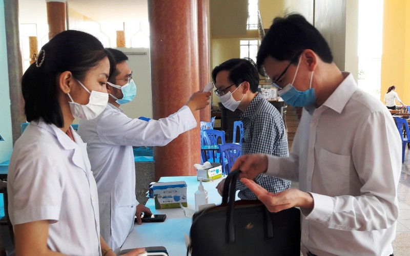 Nhân viên y tế cung ứng nước sát khuẩn, cấp phát khẩu trang, kiểm tra thân nhiệt cho học viên. Khẩn trương truy vết, xét nghiệm, giảm nguy cơ lây lan Covid-19 -0