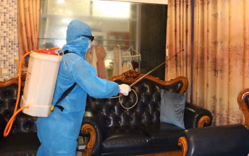 Phun khử khuẩn tại nhà của bệnh nhân N.T.H. (xã Tượng Sơn, huyện Thạch Hà, Hà Tĩnh).