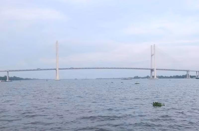 Cầu Cao Lãnh, nơi em T. có để lại xe, điện thoại và giấy tờ tùy thân. 