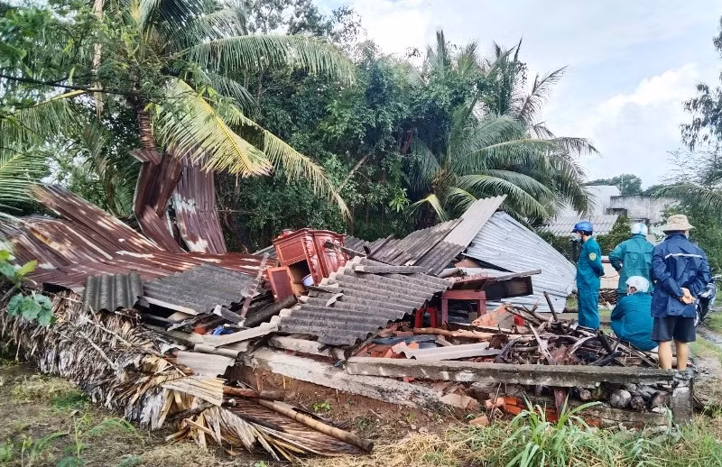 Mưa giông, lốc xoáy làm sập nhà tại huyện Ba Tri.