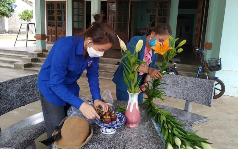 Đoàn viên xã Hòa Phong giúp các gia đình chuẩn bị trái cây và hoa. Chúng con luôn bên Mẹ -0
