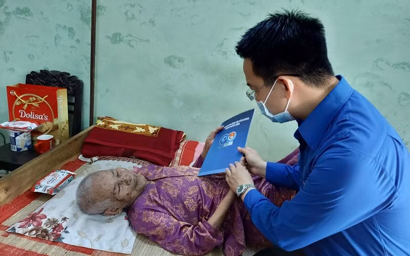 Thành đoàn Đà Nẵng thăm Mẹ Việt Nam Anh hùng Lê Thị Buội.