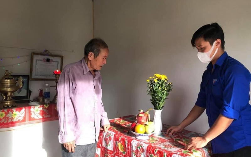 Dọn dẹp, làm đẹp các bàn thờ. Chúng con luôn bên Mẹ -0