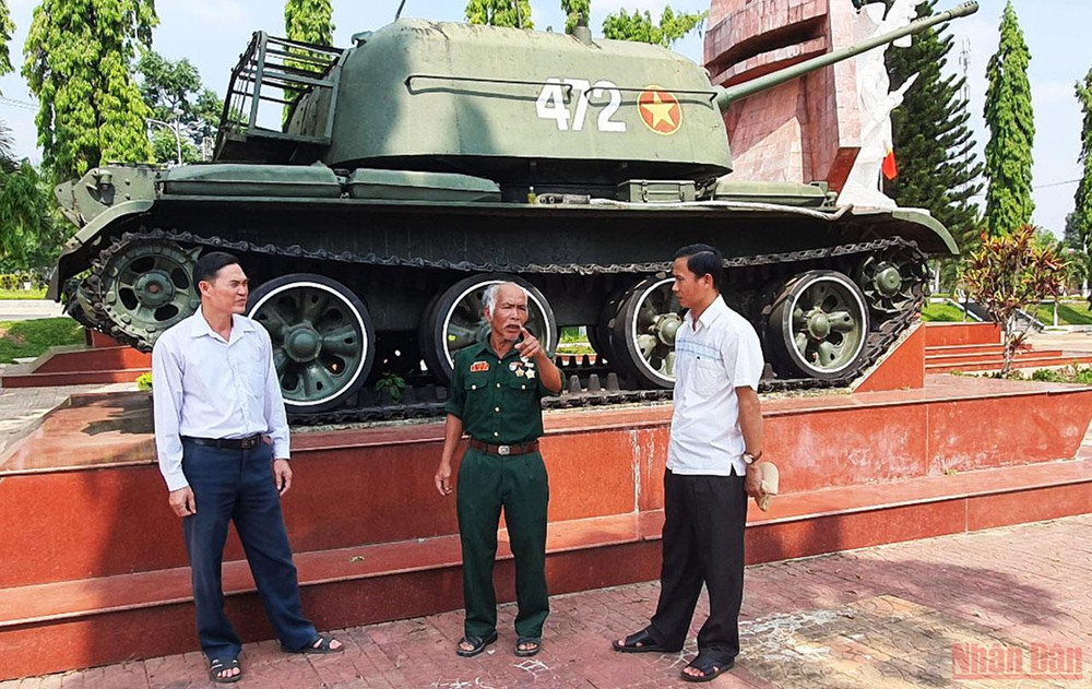 Chú A Tủi (mặc quân phục) say sưa kể về Chiến thắng Đăk Tô-Tân Cảnh. Chuyển mình đi lên từ quá khứ hào hùng -0