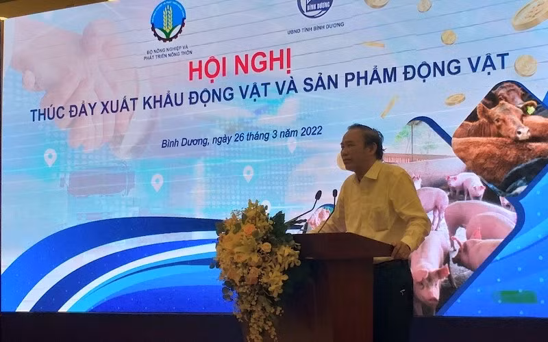 Thứ trưởng Nông nghiệp và Phát triển nông thôn Phùng Đức Tiến phát biểu ý kiến tại hội nghị.