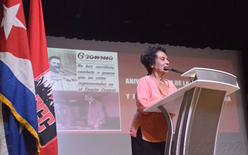 Nhà báo Marta Rojas phát biểu tại lễ kỷ niệm 50 năm ngày thành lập báo Granma. (Ảnh: Anabel Díaz)