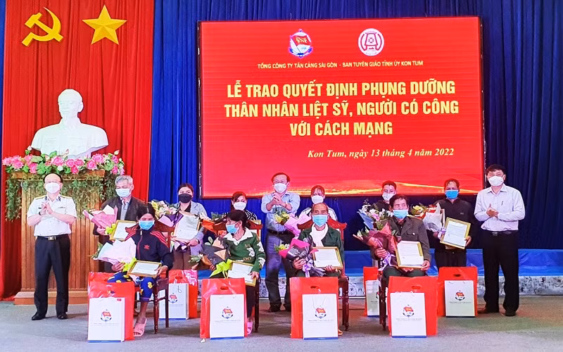 Trao Quyết định phụng dưỡng suốt đời và phần quà đến các thân nhân liệt sĩ và gia đình người có công với cách mạng.