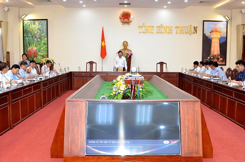 Chủ tịch UBND tỉnh Bình Thuận Lê Tuấn Phong chủ trì buổi làm việc tháo gỡ vướng mắc nguồn vật liệu đất đắp nền thi công cao tốc đoạn qua Bình Thuận.