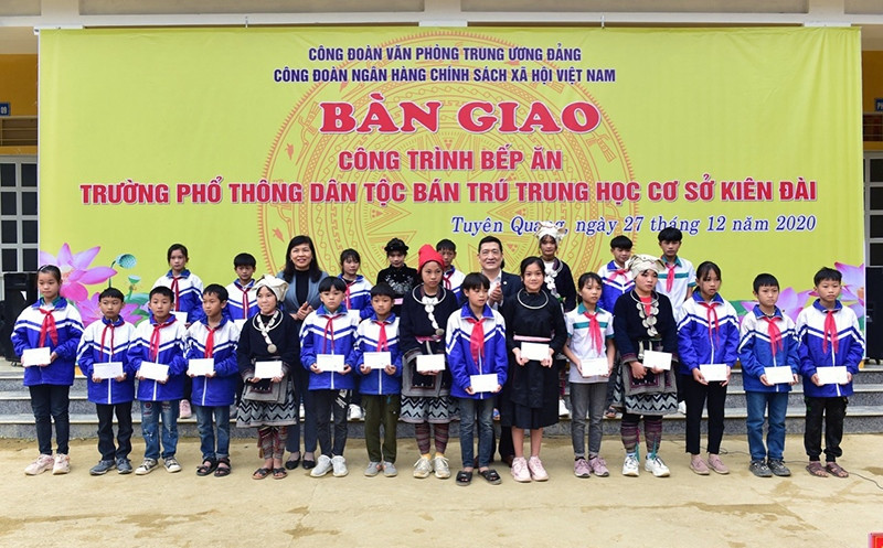 Các đại biểu tặng quà cho các em học sinh nghèo vượt khó tại xã Kiên Đài, huyện Chiêm Hóa, tỉnh Tuyên Quang. Tu bổ, nâng cấp di tích lịch sử Văn phòng T.Ư Đảng tại Tuyên Quang -0