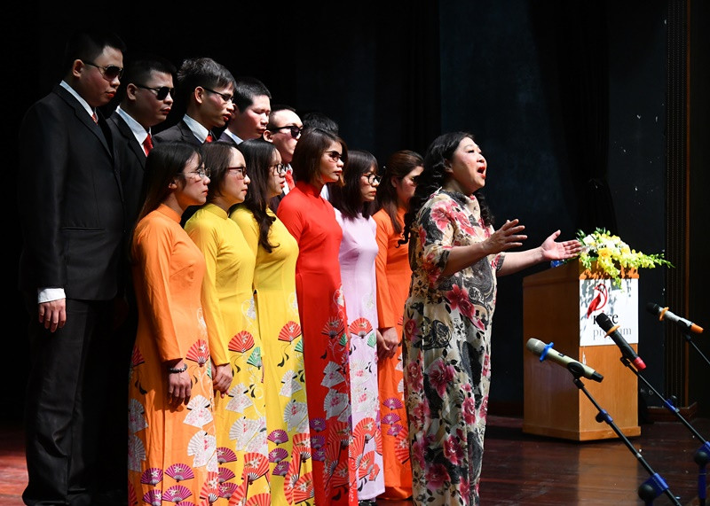 Nghệ sĩ opera Xuân Thanh, lĩnh xướng trong tiết mục của hợp ca Hy vọng. Sáng kiến vì cộng đồng -0