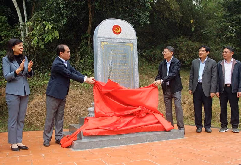 Các đại biểu thực hiện nghi lễ khánh thành Bia di tích lịch sử của Văn phòng T.Ư Đảng tại xã Kim Quan, huyện Yên Sơn, tỉnh Tuyên Quang.