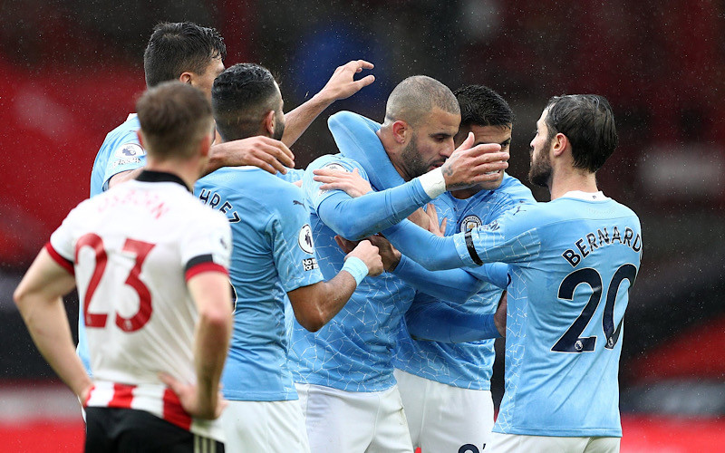 Các cầu thủ Man City mừng bàn thắng duy nhất của trận đấu.