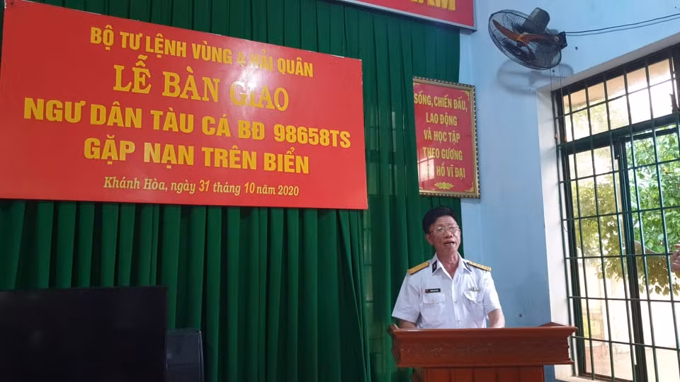 Đi ngược hướng bão để đón ngư dân tàu gặp nạn về bờ -0