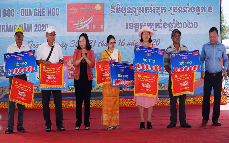 Ban tổ chức trao kinh phí hỗ trợ các đội ghe ngo nữ.