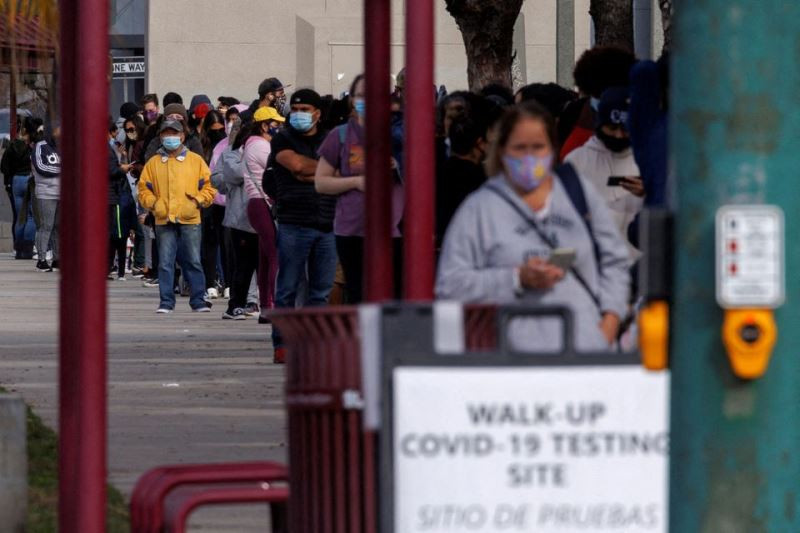 Xếp hàng chờ xét nghiệm Covid-19 ở San Diego, California, Mỹ, ngày 10/1/2022. (Ảnh: REUTERS) Nhiều nước châu Âu ghi nhận mức cao kỷ lục số ca mắc mới Covid-19 -0